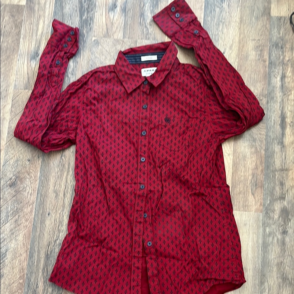 4/$20🥳 Ariat women’s Red Patterned Button-Up Shirt size M